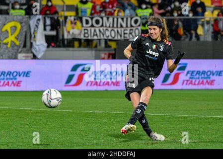 Frosinone, Italien. 05th Januar 2022. Sofie Junge Pedersen (Juventus Women) während des Halbfinalmatches der italienischen Frauen im Supercup 2021/2022 zwischen Juventus Women und Sassuolo Women am 05. Januar 2021 im Benito Stirpe Stadion in Frosinone. Kredit: Unabhängige Fotoagentur/Alamy Live Nachrichten Stockfoto