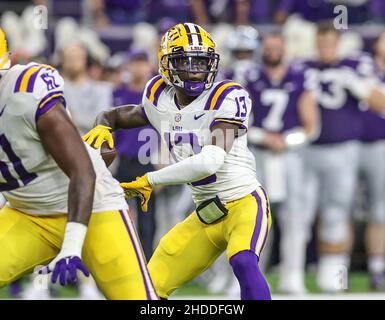 Houston, TX, USA. 4th Januar 2022. LSU QB (konvertiert von WR) Jontre Kirklin #13 macht sich bereit, während des 2022 im NRG Stadium in Houston, TX, ausgetragen wird, einen Pass zwischen den LSU Tigers und den Kansas State Wildcats zu werfen. Kyle Okita/CSM/Alamy Live News Stockfoto