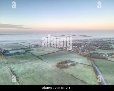 Patrington Mist - Blick auf das Dorf Patrington, Großbritannien an einem nebligen Morgen Stockfoto