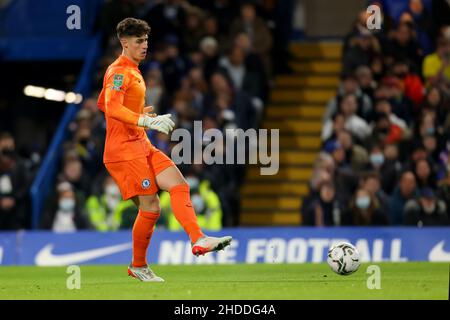 London, Großbritannien. 05th Januar 2022. 5th. Januar 2022: Stamford Bridge, Chelsea, London, England; Carabao Cup Halbfinalfußball, FC Chelsea gegen Tottenham Hotspur: Kepa Arrizabalaga aus Chelsea spielt den Ball vor seinen Verteidigern Kredit: Action Plus Sports Images/Alamy Live News Stockfoto