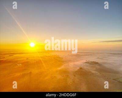 Patrington Mist - Blick auf das Dorf Patrington, Großbritannien an einem nebligen Morgen Stockfoto