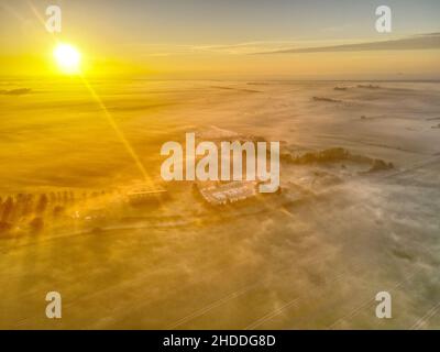 Patrington Mist - Blick auf das Dorf Patrington, Großbritannien an einem nebligen Morgen Stockfoto