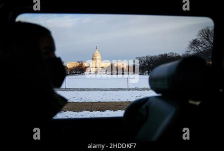 Washington, USA. 05th Januar 2022. Das Capitol scheint in der späten Nachmittagssonne. Am 06.01.2021 fand der Sturm auf das Kapitol statt. Zum Jubiläum finden Gedenkveranstaltungen statt. Quelle: Kay Nietfeld/dpa/Alamy Live News Stockfoto