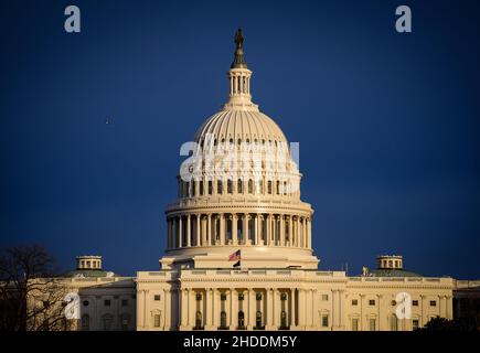 Washington, USA. 05th Januar 2022. Das Capitol scheint in der späten Nachmittagssonne. Am 06.01.2021 fand der Sturm auf das Kapitol statt. Zum Jubiläum finden Gedenkveranstaltungen statt. Quelle: Kay Nietfeld/dpa/Alamy Live News Stockfoto