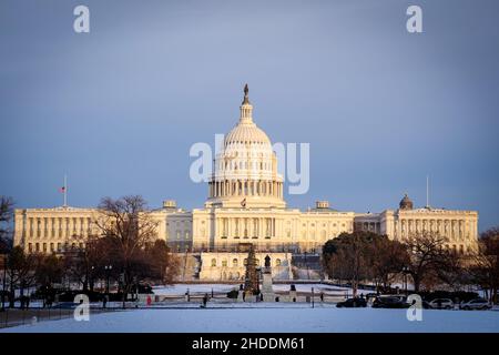 Washington, USA. 05th Januar 2022. Das Capitol scheint in der späten Nachmittagssonne. Am 06.01.2021 fand der Sturm auf das Kapitol statt. Zum Jubiläum finden Gedenkveranstaltungen statt. Quelle: Kay Nietfeld/dpa/Alamy Live News Stockfoto