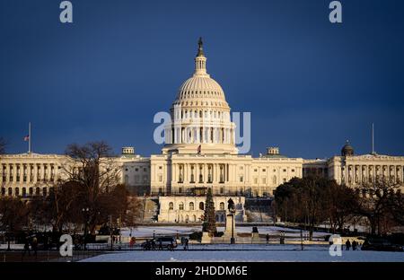 Washington, USA. 05th Januar 2022. Das Capitol scheint in der späten Nachmittagssonne. Am 06.01.2021 fand der Sturm auf das Kapitol statt. Zum Jubiläum finden Gedenkveranstaltungen statt. Quelle: Kay Nietfeld/dpa/Alamy Live News Stockfoto