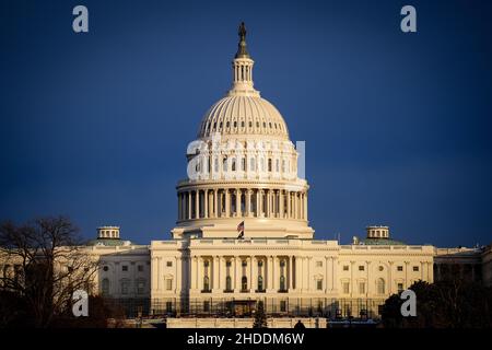 Washington, USA. 05th Januar 2022. Das Capitol scheint in der späten Nachmittagssonne. Am 06.01.2021 fand der Sturm auf das Kapitol statt. Zum Jubiläum finden Gedenkveranstaltungen statt. Quelle: Kay Nietfeld/dpa/Alamy Live News Stockfoto