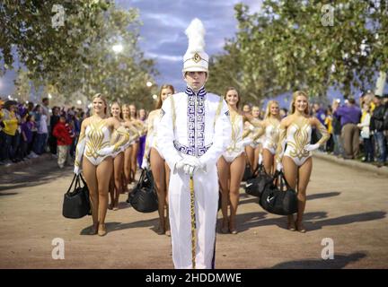 Houston, TX, USA. 4th Januar 2022. Die LSU-Marschkapelle und die Golden Girls, die vom Drum-Major geführt werden, machen sich bereit, vor dem 2022 im NRG Stadium in Houston, TX, stattfindenden Footballspiel TaxAct Texas Bowl zwischen den LSU Tigers und den Kansas State Wildcats ins Stadion zu marschieren. Kyle Okita/CSM/Alamy Live News Stockfoto