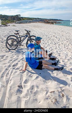 Mountainbiker am Swimcart Beach am Ende des Bay of Fires Trail Stockfoto