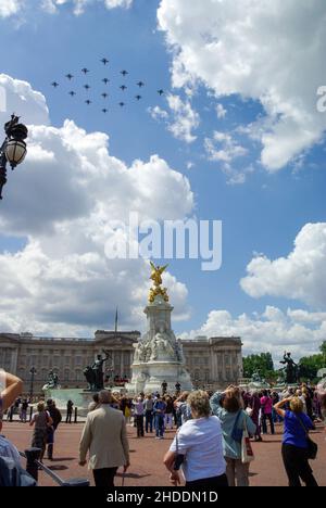 Queen's Birthday Flipper über der Mall nach dem Trooping the Color Event 2008, vorbei am Victoria Memorial. Diamant sechzehn von RAF Tornado-Kämpfern Stockfoto