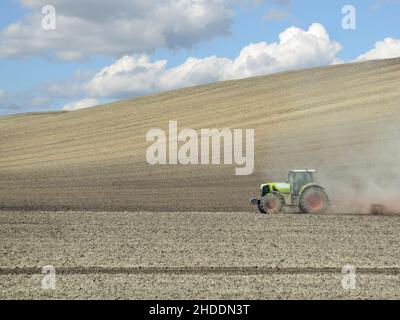 Leistungsstarke Traktoren und gepflügte Felder in Nordserbien (Ackerland) Stockfoto