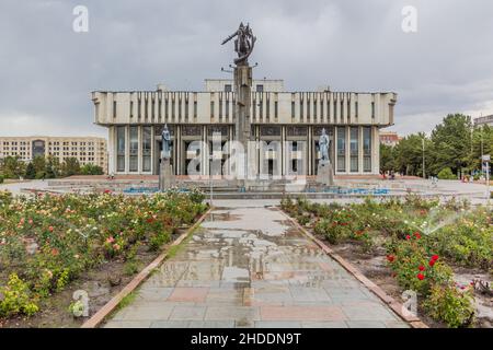 Die philarmonische Halle heißt Toktogul Satylganov und Manas Statue in Bischkek, der Hauptstadt Kirgisistans. Stockfoto