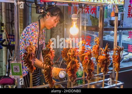 XI'AN, CHINA - 2. AUGUST 2018: Gebratener Tintenfisch-Stand im muslimischen Viertel von Xi'an, China Stockfoto