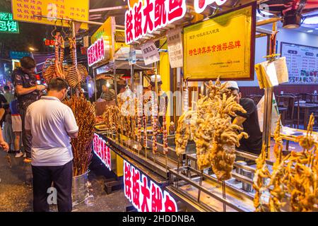 XI'AN, CHINA - 2. AUGUST 2018: Gebratener Imbissstand im muslimischen Viertel von Xi'an, China Stockfoto