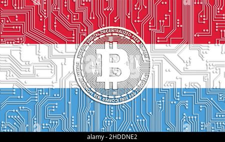 Flagge von Luxemburg und Bitcoin, integriertes Leiterplattenmuster. Bitcoin-Aktienwachstum. Konzeptionelles Image für Investoren in Kryptowährung und Blockchai Stockfoto