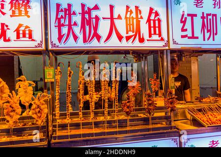 XI'AN, CHINA - 2. AUGUST 2018: Fischstand im muslimischen Viertel von Xi'an, China Stockfoto