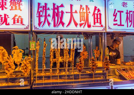 XI'AN, CHINA - 2. AUGUST 2018: Fischstand im muslimischen Viertel von Xi'an, China Stockfoto