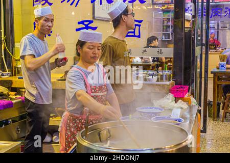 XI'AN, CHINA - 2. AUGUST 2018: Küche eines Restaurants im muslimischen Viertel von Xi'an, China Stockfoto