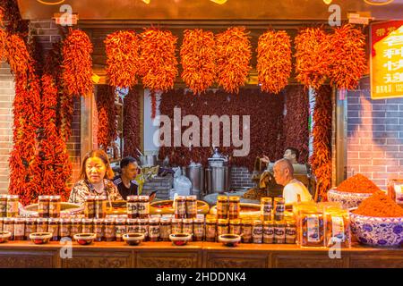 XI'AN, CHINA - 2. AUGUST 2018: Chilli-Stand im muslimischen Viertel von Xi'an, China Stockfoto