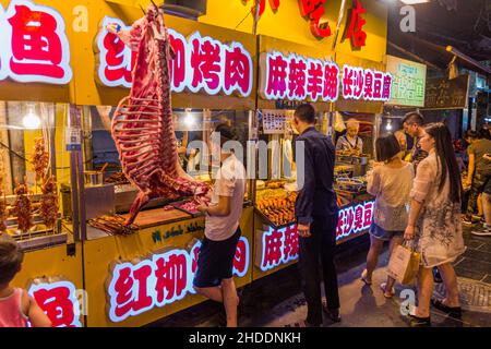 XI'AN, CHINA - 2. AUGUST 2018: Imbissstände auf der Straße im muslimischen Viertel von Xi'an, China Stockfoto