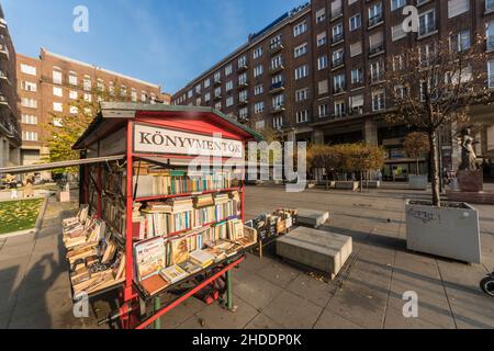 Budapest. Die „könyvmentők“ („Buchretter“) benutzten einen mobilen Buchladen auf der Straße. Stockfoto