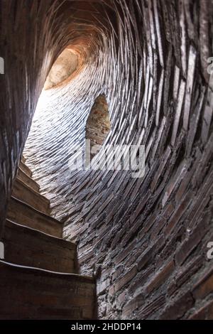 Treppe im Burana-Turm, Stumpf eines alten Minaretts, Kirgisistan Stockfoto