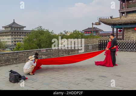 XI'AN, CHINA - 3. AUGUST 2018: Hochzeitsfotos an den Stadtmauern von Xi'an, China Stockfoto