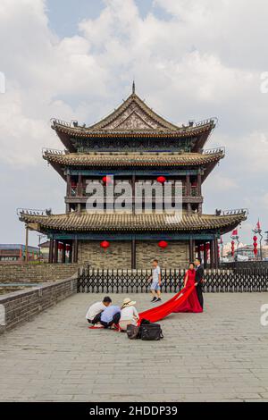 XI'AN, CHINA - 3. AUGUST 2018: Hochzeitsfoto am Südtor der Stadtmauer von Xi'an, China Stockfoto