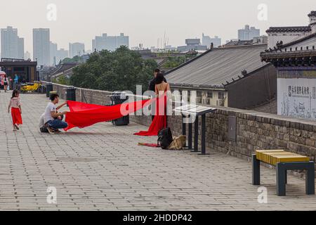 XI'AN, CHINA - 3. AUGUST 2018: Hochzeitsfotos an den Stadtmauern von Xi'an, China Stockfoto