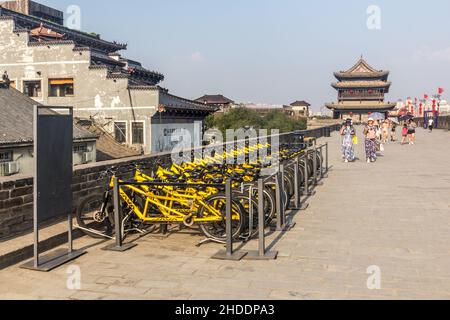 XI'AN, CHINA - 3. AUGUST 2018: Fahrradverleih an den Stadtmauern von Xi'an, China Stockfoto