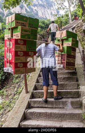 HUA SHAN, CHINA - 4. AUGUST 2018: Portier an der Treppe zu den Gipfeln des Hua Shan Berges, China Stockfoto