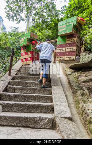 HUA SHAN, CHINA - 4. AUGUST 2018: Portier an der Treppe zu den Gipfeln des Hua Shan Berges, China Stockfoto