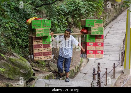 HUA SHAN, CHINA - 4. AUGUST 2018: Portier an der Treppe zu den Gipfeln des Hua Shan Berges, China Stockfoto