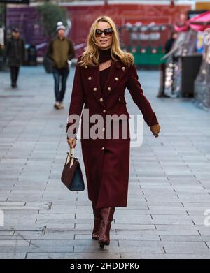 London, Großbritannien. 05th Januar 2022. Amanda Holden sah, wie sie ihre Heart FM-Show in den Global Radio Studios in London verlassen hatte. Kredit: SOPA Images Limited/Alamy Live Nachrichten Stockfoto