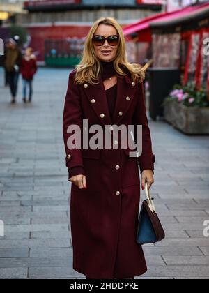 London, Großbritannien. 05th Januar 2022. Amanda Holden sah, wie sie ihre Heart FM-Show in den Global Radio Studios in London verlassen hatte. Kredit: SOPA Images Limited/Alamy Live Nachrichten Stockfoto