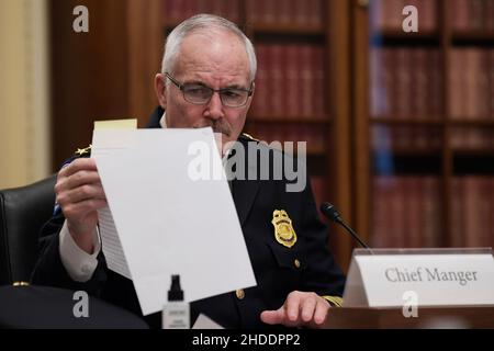 Washington, Usa. 05th Januar 2022. Thomas Manger, Polizeichef des Capitols, bezeugte vor einem Reglement- und Verwaltungsausschuss des Senats während einer Anhörung über die Aufsicht der US-Polizei des Capitols nach dem Angriff auf das Capitol am Russell Senate/Capitol Hill in Washington DC, USA, vom 6th. Januar. Kredit: SOPA Images Limited/Alamy Live Nachrichten Stockfoto