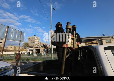 Gaza, Palästina. 05th Januar 2022. Ein Palästinenser, der als Kämpfer der Saraya Al-Quds Brigaden der Islamischen Dschihad-Bewegung an einem militärmarsch im Gazastreifen teilnahm, organisierte einen militärmarsch im Gazastreifen, um den Sieg des Gefangenen Hisham Abu Hawasch über Israel zu feiern, indem er seinen Hungerstreik einstellte. Das dauerte 140 Tage, wegen seines Protests gegen seine Inhaftierung durch Israel ohne Gerichtsverfahren. (Foto von Ahmed Zakot/SOPA Images/Sipa USA) Quelle: SIPA USA/Alamy Live News Stockfoto