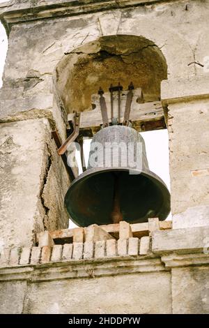 Alte Glocke auf dem Glockenturm der Geburtskirche der Jungfrau Maria in Prcanj Stockfoto