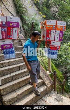 HUA SHAN, CHINA - 4. AUGUST 2018: Portier an der Treppe zu den Gipfeln des Hua Shan Berges, China Stockfoto