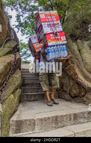 HUA SHAN, CHINA - 4. AUGUST 2018: Portier an der Treppe zu den Gipfeln des Hua Shan Berges, China Stockfoto