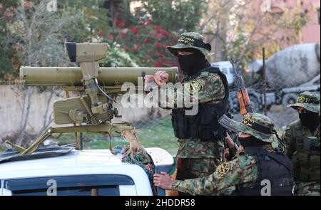 Gaza, Palästina. 05th Januar 2022. Kämpfer der Saraya Al-Quds Brigaden der Islamischen Dschihad-Bewegung nehmen an einem militärmarsch im Gazastreifen Teil, bei dem sie einen militärmarsch durch den Gazastreifen organisierten, um den Sieg des Gefangenen Hisham Abu Hawasch über Israel zu feiern, indem sie seinen Hungerstreik, Das dauerte 140 Tage, wegen seines Protests gegen seine Inhaftierung durch Israel ohne Gerichtsverfahren. Kredit: SOPA Images Limited/Alamy Live Nachrichten Stockfoto