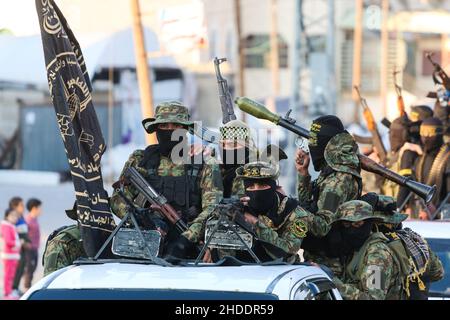 Gaza, Palästina. 05th Januar 2022. Kämpfer der Saraya Al-Quds Brigaden der Islamischen Dschihad-Bewegung nehmen an einem militärmarsch im Gazastreifen Teil, bei dem sie einen militärmarsch durch den Gazastreifen organisierten, um den Sieg des Gefangenen Hisham Abu Hawasch über Israel zu feiern, indem sie seinen Hungerstreik, Das dauerte 140 Tage, wegen seines Protests gegen seine Inhaftierung durch Israel ohne Gerichtsverfahren. Kredit: SOPA Images Limited/Alamy Live Nachrichten Stockfoto