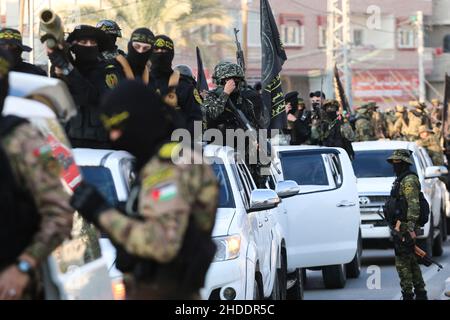 Gaza, Palästina. 05th Januar 2022. Kämpfer der Saraya Al-Quds Brigaden der Islamischen Dschihad-Bewegung nehmen an einem militärmarsch im Gazastreifen Teil, bei dem sie einen militärmarsch durch den Gazastreifen organisierten, um den Sieg des Gefangenen Hisham Abu Hawasch über Israel zu feiern, indem sie seinen Hungerstreik, Das dauerte 140 Tage, wegen seines Protests gegen seine Inhaftierung durch Israel ohne Gerichtsverfahren. Kredit: SOPA Images Limited/Alamy Live Nachrichten Stockfoto