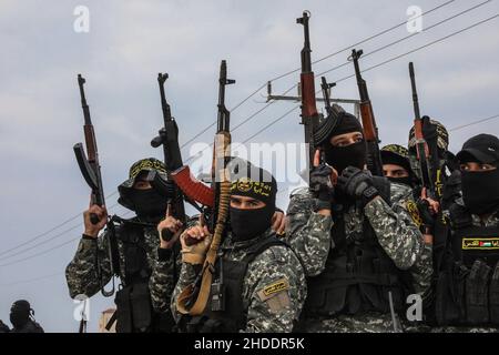 Gaza, Palästina. 05th Januar 2022. Kämpfer der Saraya Al-Quds Brigaden der Islamischen Dschihad-Bewegung nehmen an einem militärmarsch im Gazastreifen Teil, bei dem sie einen militärmarsch durch den Gazastreifen organisierten, um den Sieg des Gefangenen Hisham Abu Hawasch über Israel zu feiern, indem sie seinen Hungerstreik, Das dauerte 140 Tage, wegen seines Protests gegen seine Inhaftierung durch Israel ohne Gerichtsverfahren. Kredit: SOPA Images Limited/Alamy Live Nachrichten Stockfoto