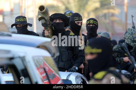 Gaza, Palästina. 05th Januar 2022. Kämpfer der Saraya Al-Quds Brigaden der Islamischen Dschihad-Bewegung nehmen an einem militärmarsch im Gazastreifen Teil, bei dem sie einen militärmarsch durch den Gazastreifen organisierten, um den Sieg des Gefangenen Hisham Abu Hawasch über Israel zu feiern, indem sie seinen Hungerstreik, Das dauerte 140 Tage, wegen seines Protests gegen seine Inhaftierung durch Israel ohne Gerichtsverfahren. Kredit: SOPA Images Limited/Alamy Live Nachrichten Stockfoto