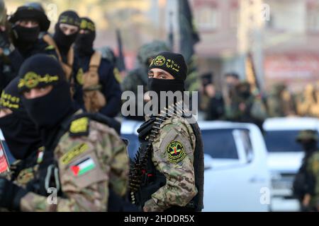 Gaza, Palästina. 05th Januar 2022. Kämpfer der Saraya Al-Quds Brigaden der Islamischen Dschihad-Bewegung nehmen an einem militärmarsch im Gazastreifen Teil, bei dem sie einen militärmarsch durch den Gazastreifen organisierten, um den Sieg des Gefangenen Hisham Abu Hawasch über Israel zu feiern, indem sie seinen Hungerstreik, Das dauerte 140 Tage, wegen seines Protests gegen seine Inhaftierung durch Israel ohne Gerichtsverfahren. Kredit: SOPA Images Limited/Alamy Live Nachrichten Stockfoto