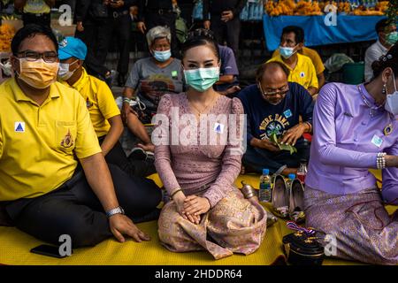 Bangkok, Thailand. 28th Dez 2021. Anhänger der königlichen Familie Thailands sitzen während der Zeremonie auf dem Boden.Unterstützer und königliche Wachen treffen sich, um die Ankunft der königlichen Familie Thailands zum Gedenken an den Krönungsjubiläum von König Taksin dem Großen vorzubereiten. Kredit: SOPA Images Limited/Alamy Live Nachrichten Stockfoto