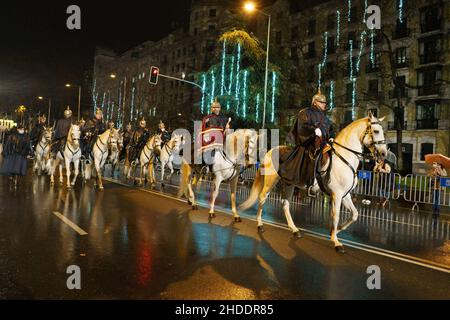 Madrid, Spanien. 05th Januar 2022. Polizisten zu Pferde ziehen während der traditionellen Parade der drei Weisen (oder drei Könige) am Vorabend der Epiphanie-Feier.der Königstag (Dia de los Reyes) markiert die Ankunft der drei Weisen nach der Geburt Jesu in Bethlehem. Kredit: SOPA Images Limited/Alamy Live Nachrichten Stockfoto