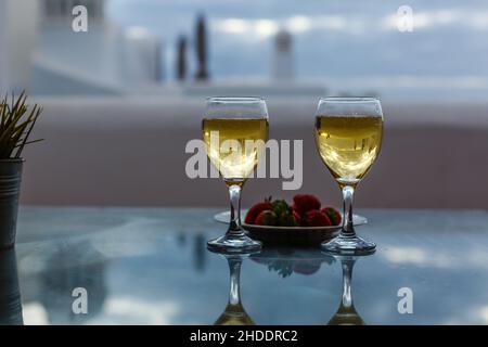 Zwei Gläser Champagner im Dachrestaurant mit Aussicht. Luxuriöses romantisches Abendessen für Paare. Stockfoto