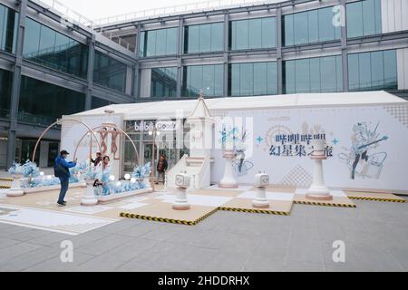 SHANGHAI, CHINA - 1. JANUAR 2022 - Ein Bilibili Magic Garden Flash-Shop im France Pavilion der Weltausstellung in Shanghai, China, 1. Januar 2022. Stockfoto